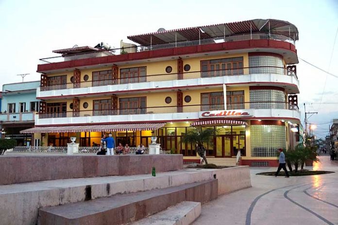 hotel cadillac 696x463