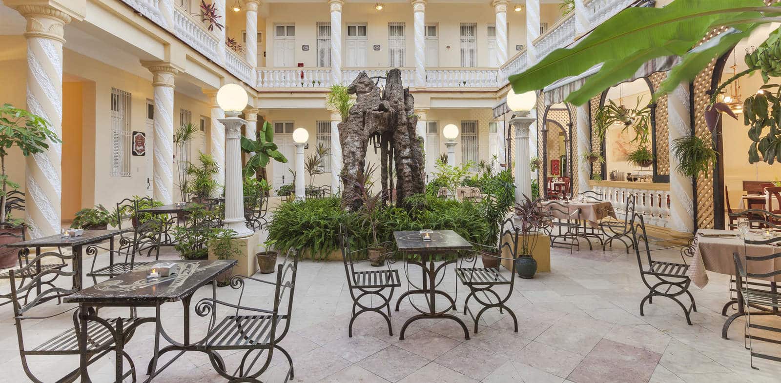 03hotelcolon patioplus 1