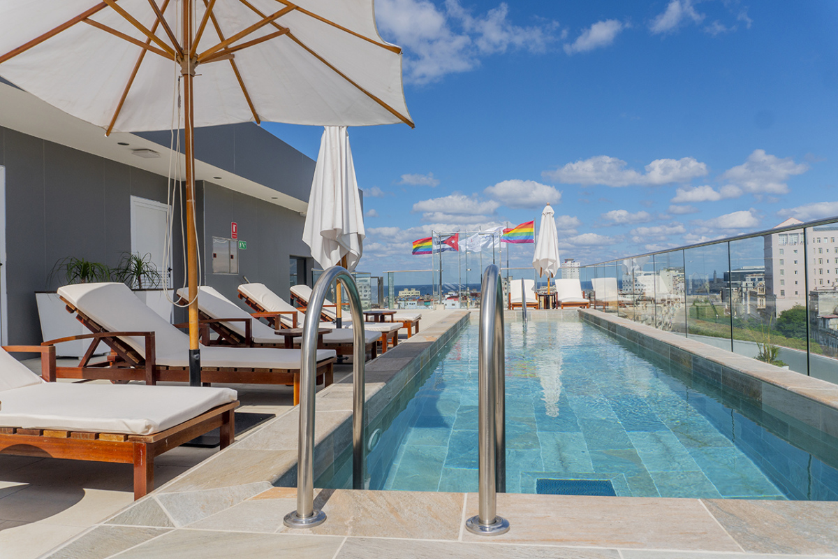 pool banderas 1200x800