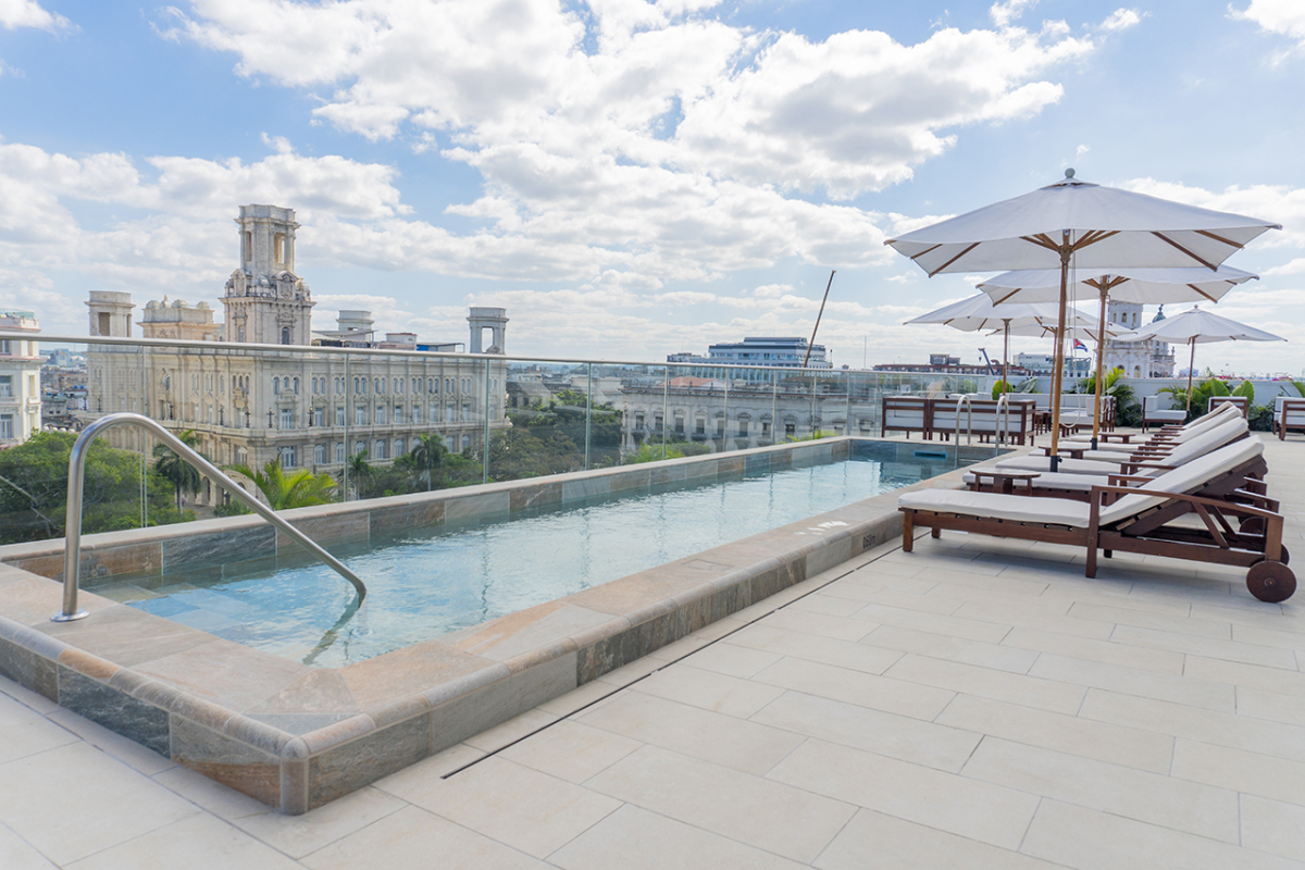 sky bar pool 1200x800
