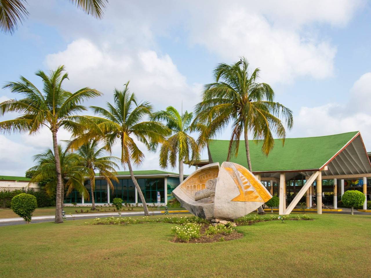 fachada hotel playa costa verde