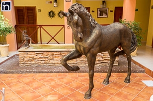 hotel e caballeriza horse sculpture 308