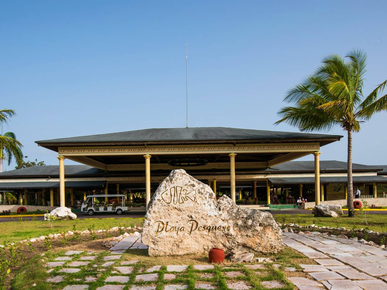fachada hotel playa pesquero