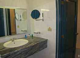 hotel del rijo bathroom