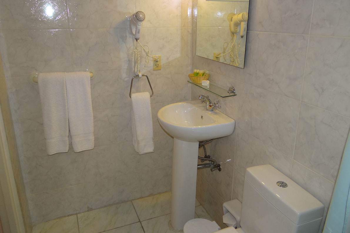 hotel islazul rex santiago de cuba bathroom 1