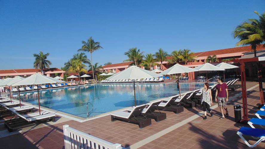 blau arenal piscina