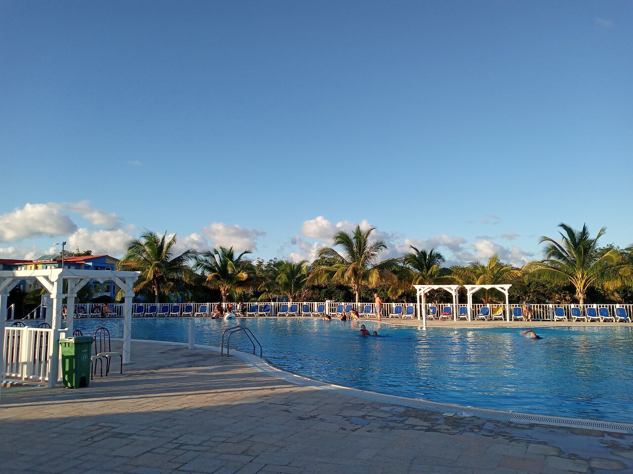 tiene una buena piscina