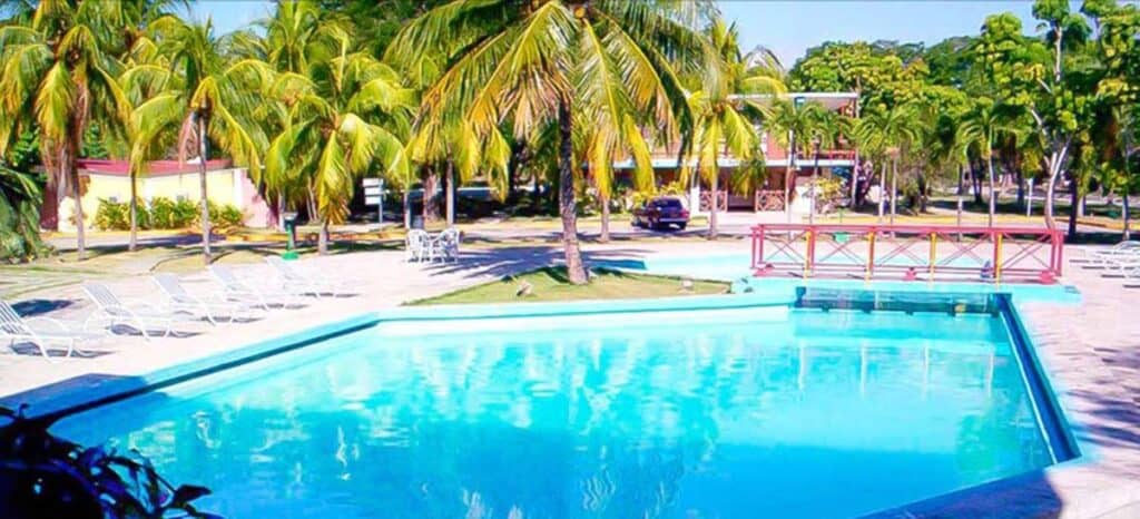 piscina hotel villa la lupe 1024x466