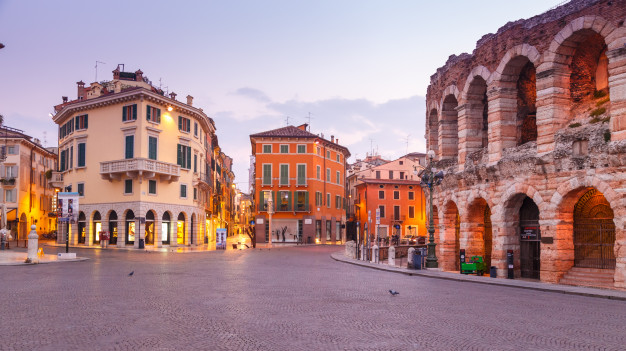 manana calles verona cerca coliseum arena di verona italia 120795 323