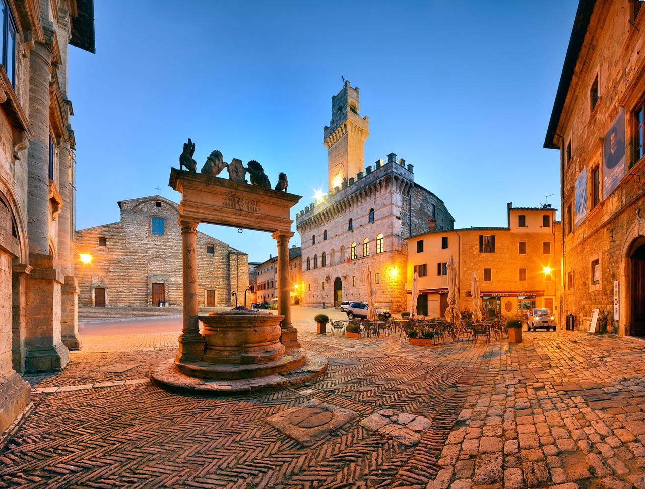 montepulciano piazza grande blue hour