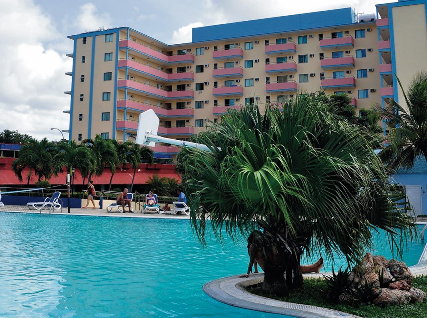 gran caribe sunbeach pool 001