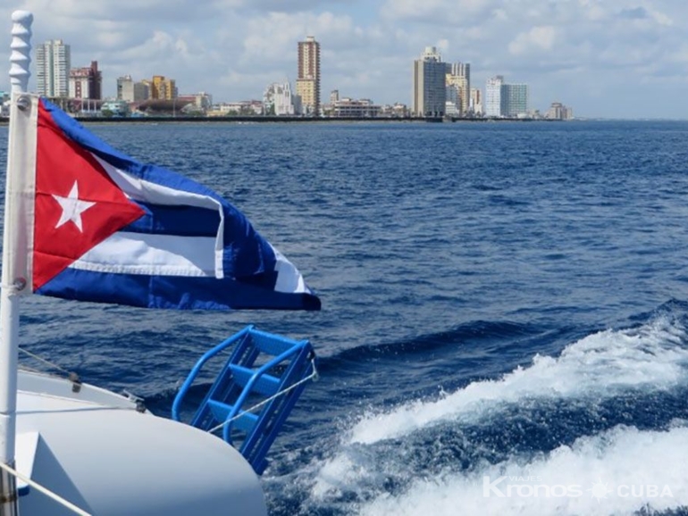 boat tour around havana s coastline 666