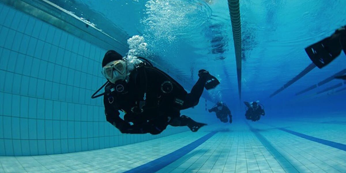 buceo en una piscina 1200x600